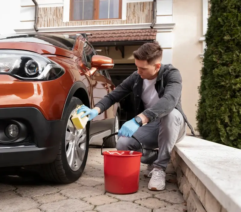 Lavage auto à domicile Chamousset : professionnel intervenant sur un véhicule